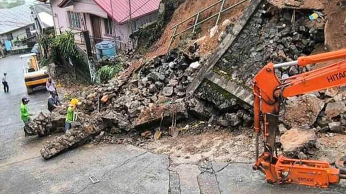 凱米颱風加上西南季風影響，菲律賓風雨成災，碧瑤市發生土石坍方。（圖／翻攝自inquirer.net）