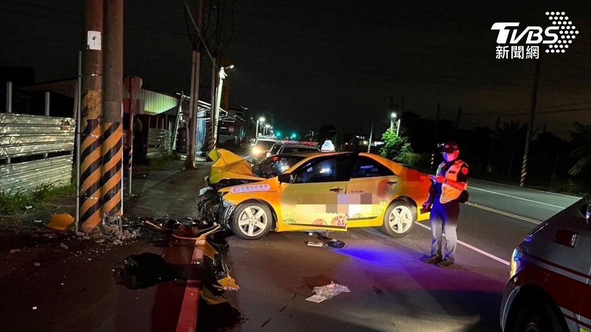 高雄市大寮區凌晨發生一起自撞車禍。（圖／TVBS）