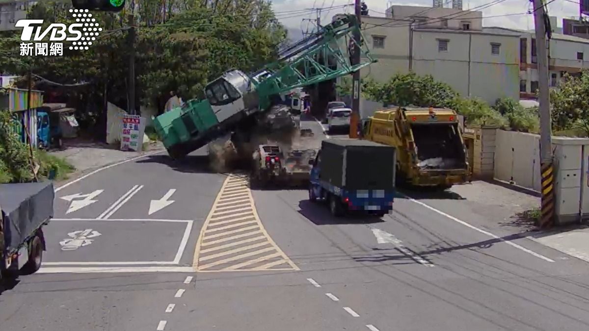 吊車從拖板車上滑落，險砸對向貨車。（圖／TVBS）