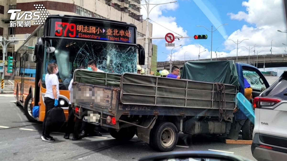 北市萬華區公車與小貨車事故，小貨車駕駛受困車內警消緊急救援。（圖／TVBS）