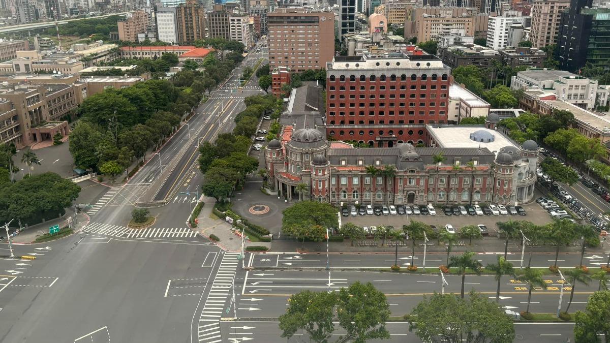 黃暐瀚發現下午1時30分防空警報一響，台北市人車竟立刻排空。（圖／翻攝自黃暐瀚臉書）