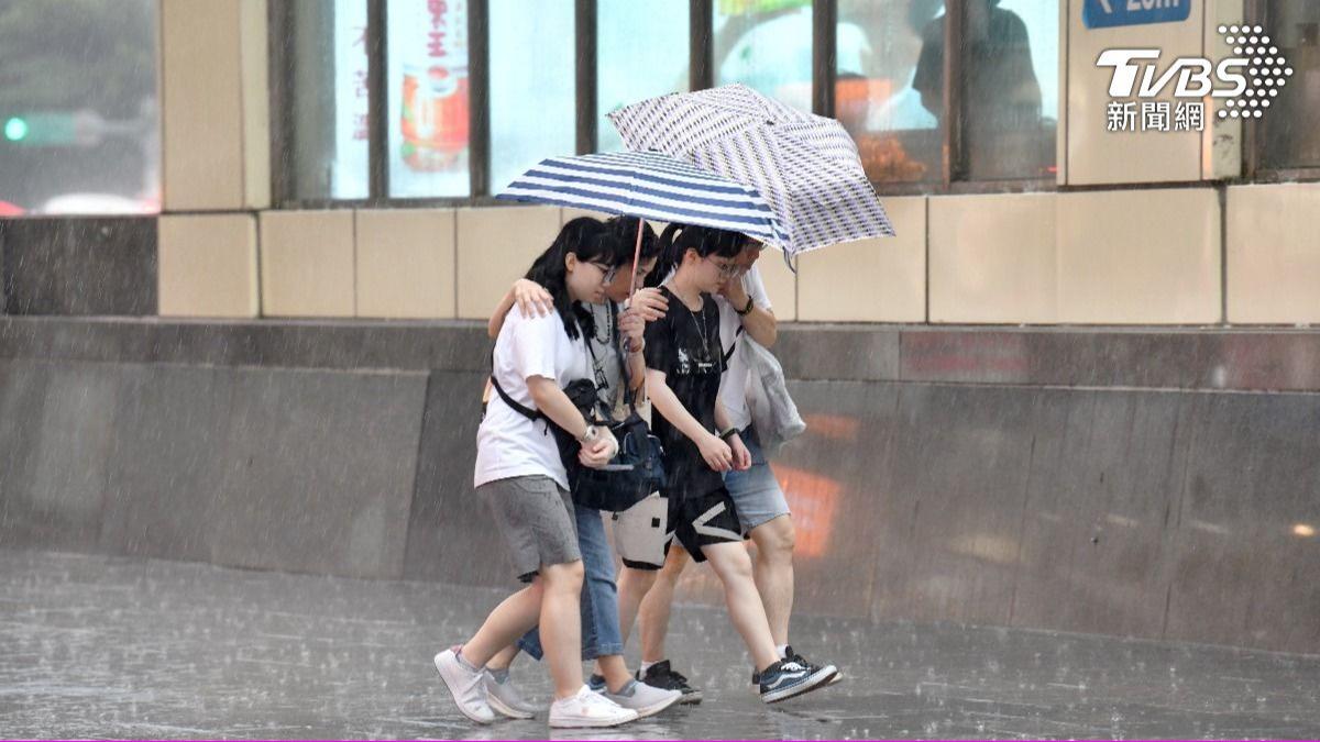 中颱凱米持續逼近台灣。（圖／胡瑞麒攝）