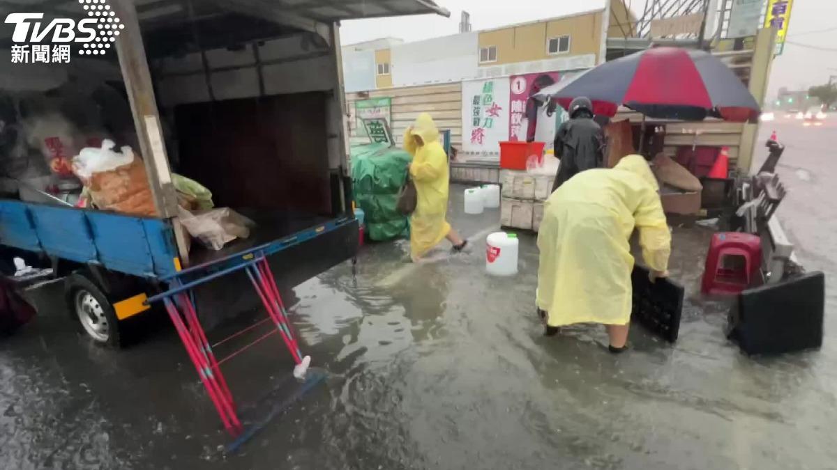 台南暴雨不斷，路面積水嚴重。（圖／TVBS）