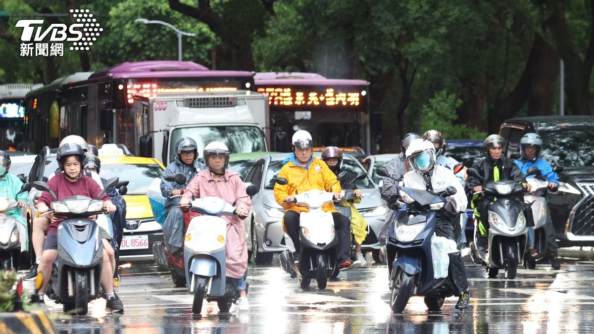 桃園睽違4年宣布停班停課，市民俇湧張善政臉書誇讚。（圖／張哲鳴攝）