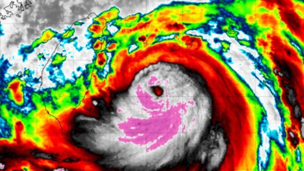 中度颱風凱米來勢洶洶。（圖／翻攝tropicaltidbits）