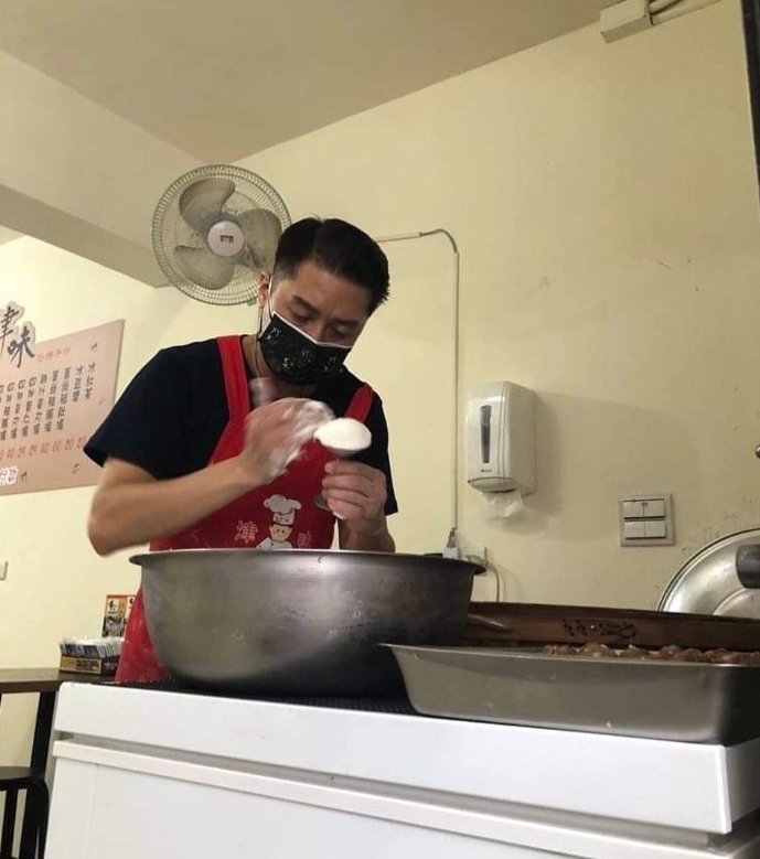 曹景俊在市場擺攤賣肉圓。（圖／翻攝自曹景俊 IG）