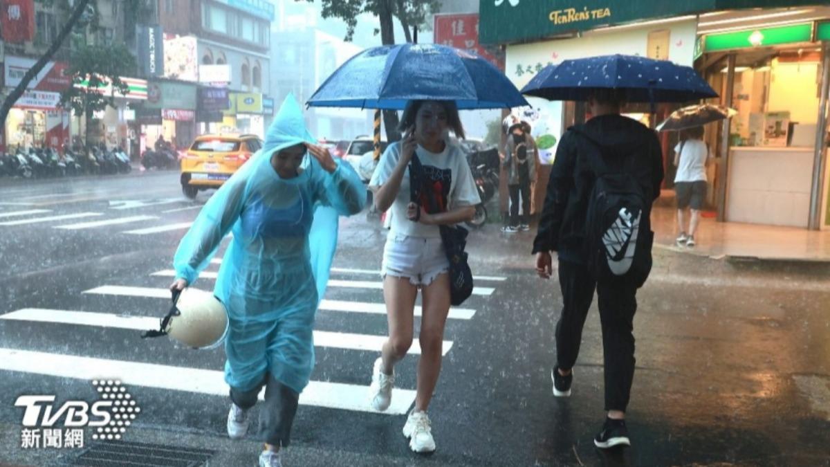 低壓帶影響，易有短延時強降雨。（圖／黃城碩攝）