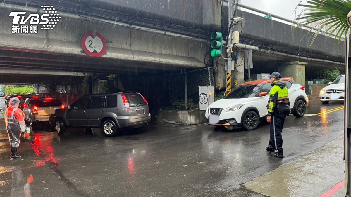 因應吉林街水門關閉，警方在周遭路段進行交通管制。（圖／TVBS）