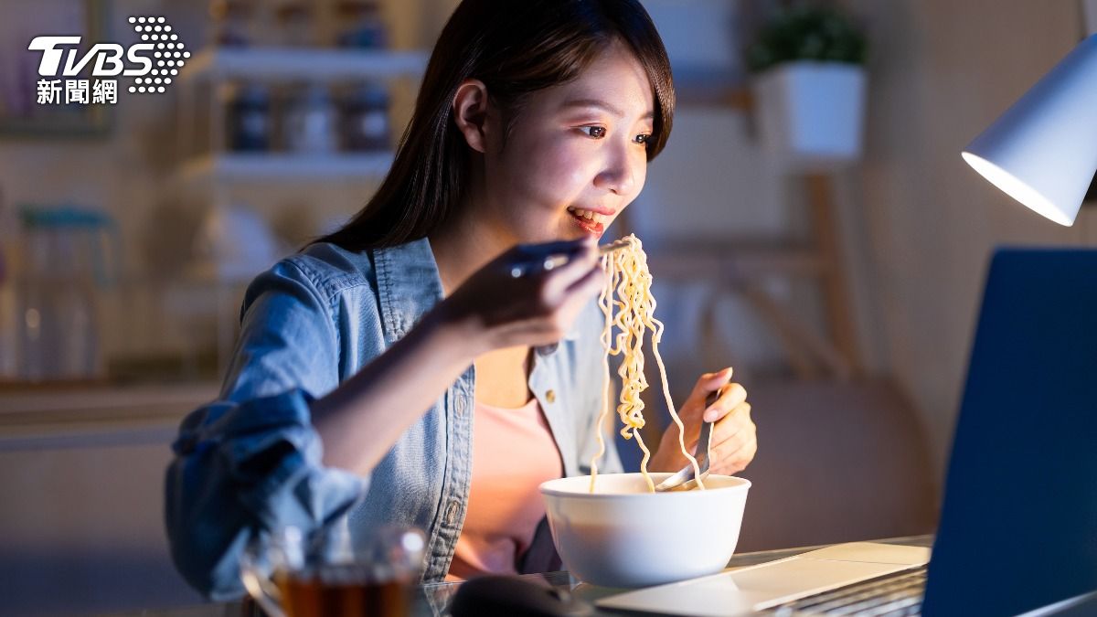 許多民眾都有颱風天吃泡麵的習慣。（示意圖／shutterstock達志影像）