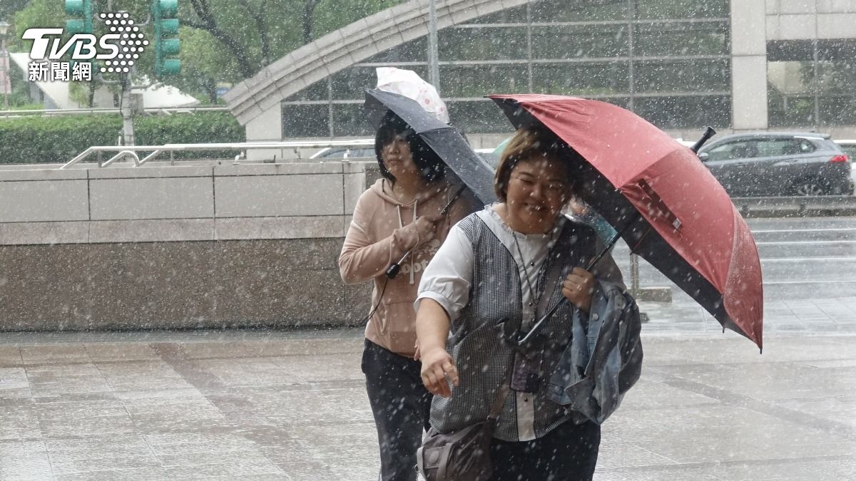 中颱山陀兒中午登陸高雄小港。（圖／張哲鳴攝）