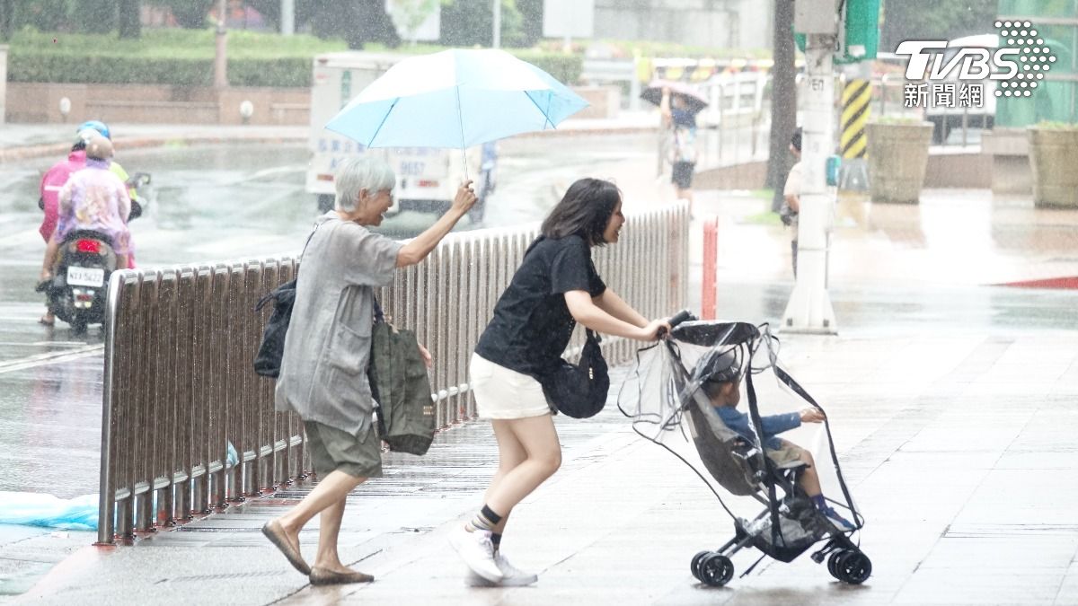 中南部仍要小心凱米颱風外圍帶來的大豪雨。（圖／張哲鳴攝）