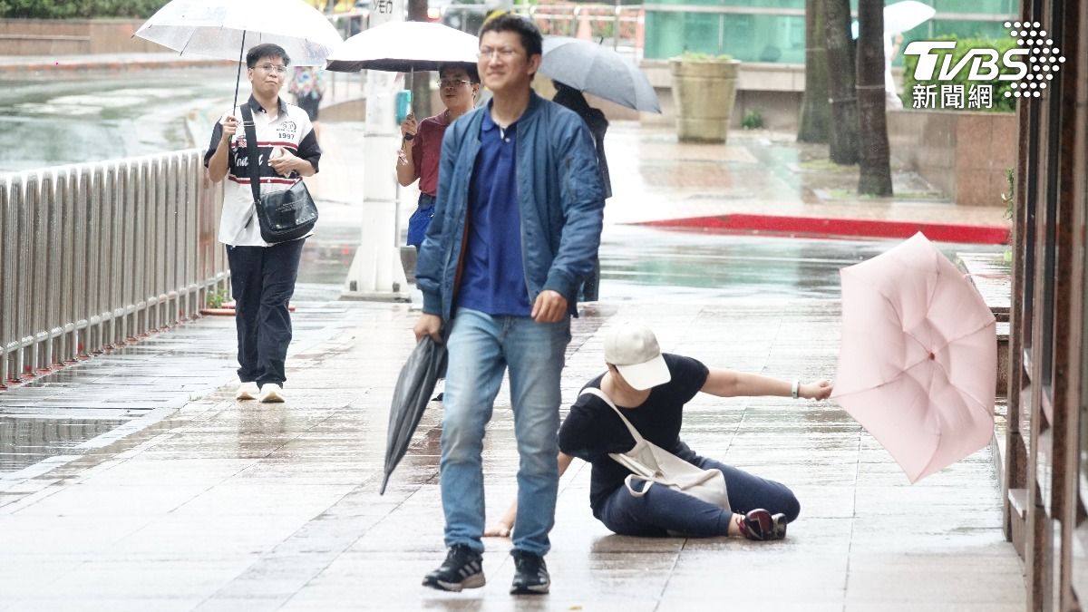 凱米颱風登陸台灣後帶來猛烈風雨。（圖／張哲鳴攝）