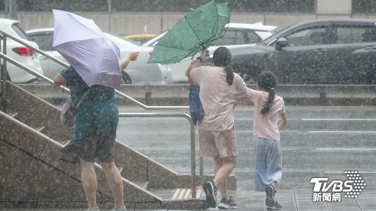 凱米颱風持續增強。（圖／張哲鳴攝）