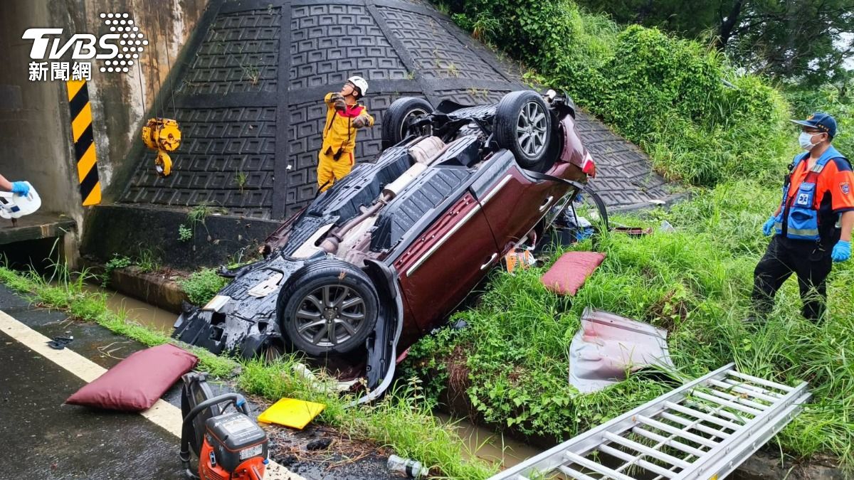 台南轎車國道失控。（圖／TVBS）