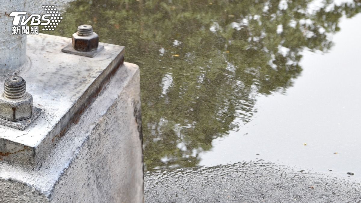 土耳其民眾出門「踩過積水」觸電身亡。（示意圖／Shutterstock達志影像）