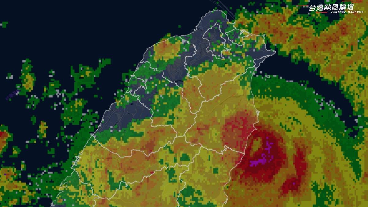 凱米受地形影響在海外打轉一圈，能量都消耗在花蓮。（圖／翻攝「台灣颱風論壇｜天氣特急」粉專）