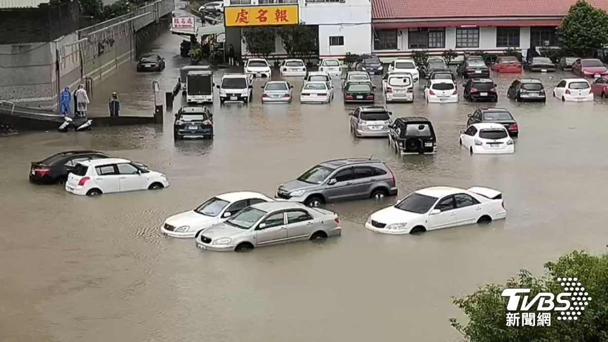 由南往北流經南投市的貓羅溪，經一夜大雨不斷，貓羅溪水宣洩不及，水位持續上漲。（圖／TVBS）