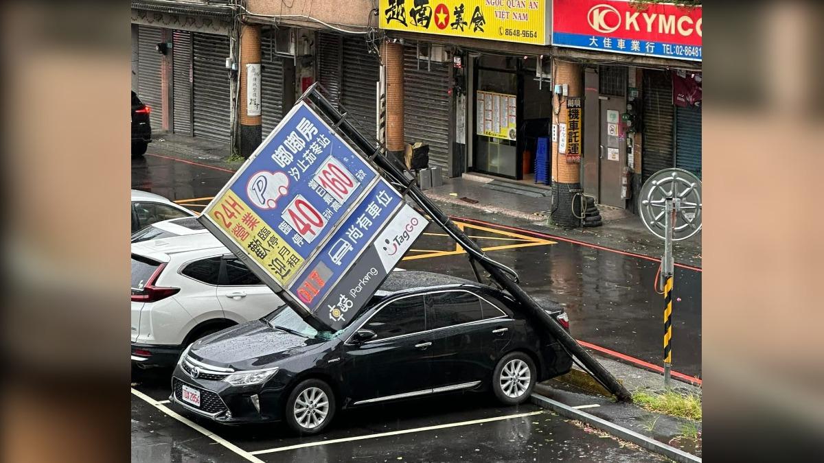 轎車慘遭停車場招牌砸中。（圖／翻攝臉書《●【爆料公社二社】●》）