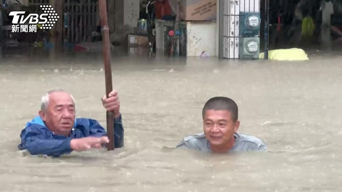 台南關廟龜洞大水，民眾冒險出門。（圖／TVBS）