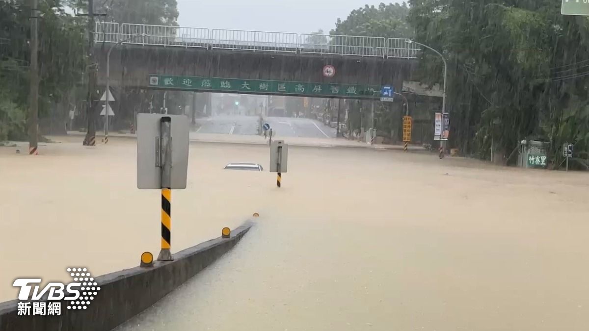 高雄大樹區淹水災情。（圖／TVBS）