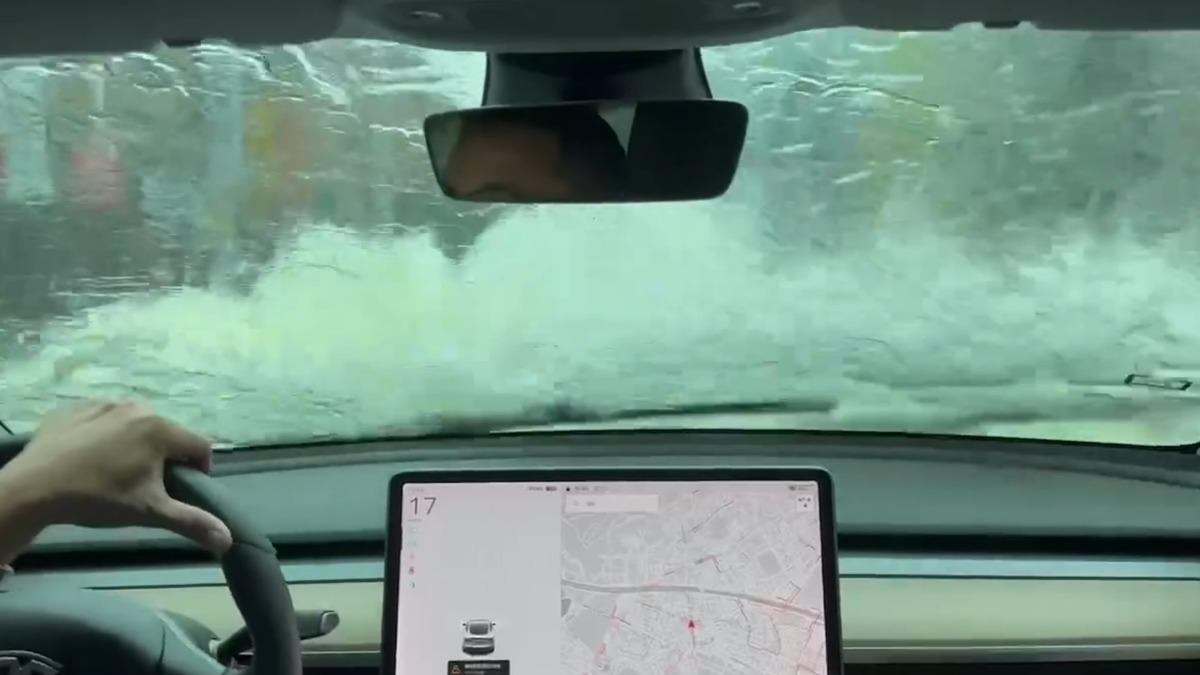 特斯拉車主勇闖高雄積水路段。（圖／翻攝Facebook TESLA Taiwan Model 3/Y 特斯拉台灣車主群）