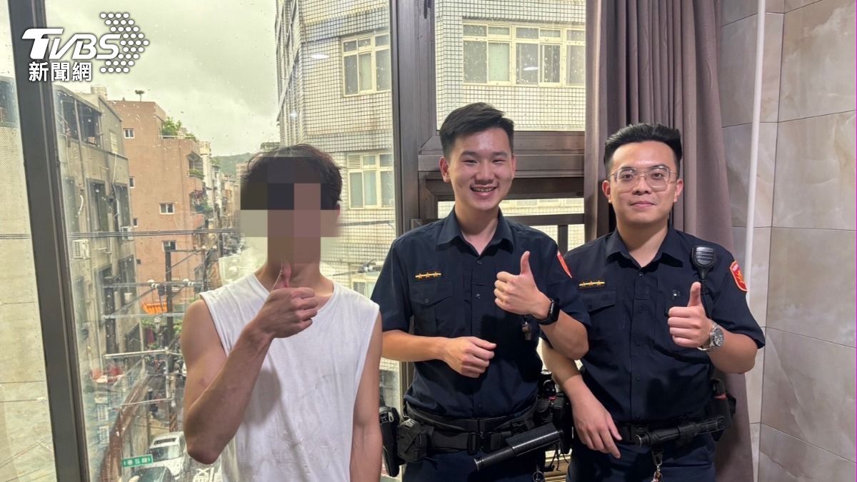 桃園一名男子昨日發現家中窗戶險些被吹走，趕緊呼叫警員協助。（圖／TVBS）