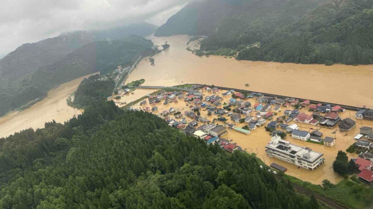 日本東北暴雨，導致河川氾濫，多處淹水。（圖／翻攝自X@@ModJapan_saigai）