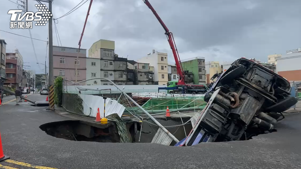 水泥預拌車被吃進天坑。（圖／TVBS）