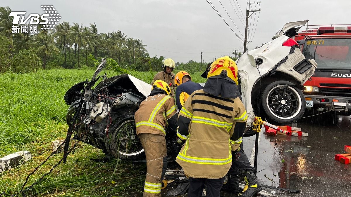 車輛失控自撞電杆，因強烈撞擊力道，導致車體嚴重變形、男駕駛慘死。（圖／TVBS）