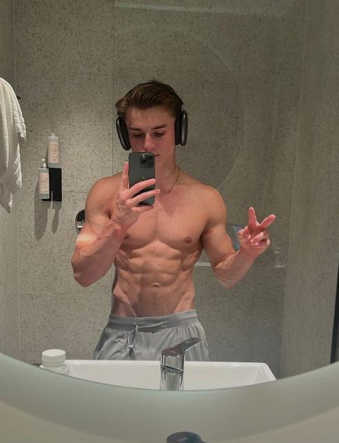 Felix Dolci擁有一身結實好身材。（圖／翻攝自IG @FelixDolci）