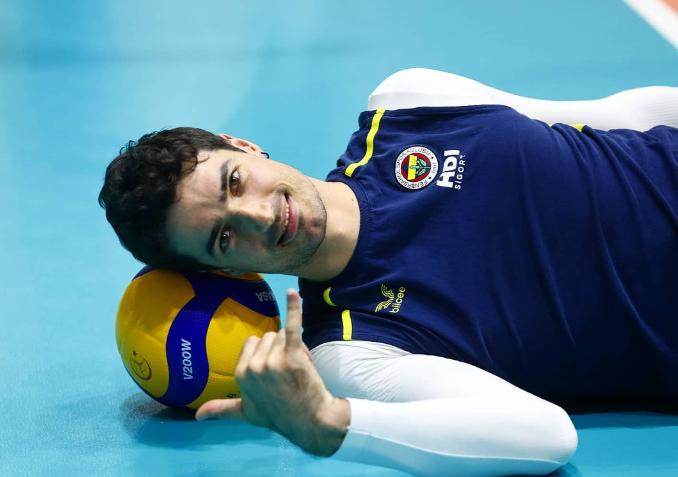 32歲的法國排球運動員Yacine Louati為濃眉電眼法式帥哥。（圖／翻攝自IG @Yacinelouayi）