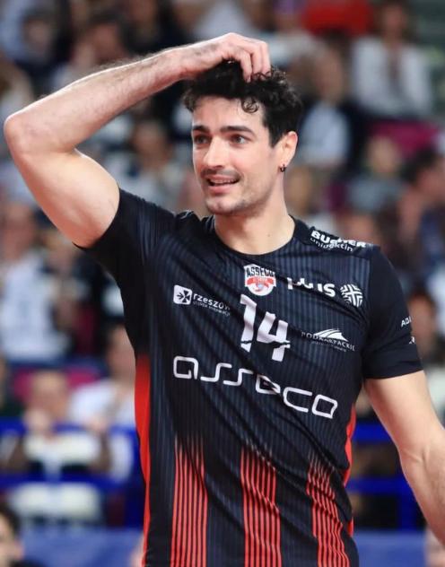 32歲的法國排球運動員Yacine Louati為濃眉電眼法式帥哥。（圖／翻攝自IG @Yacinelouayi）