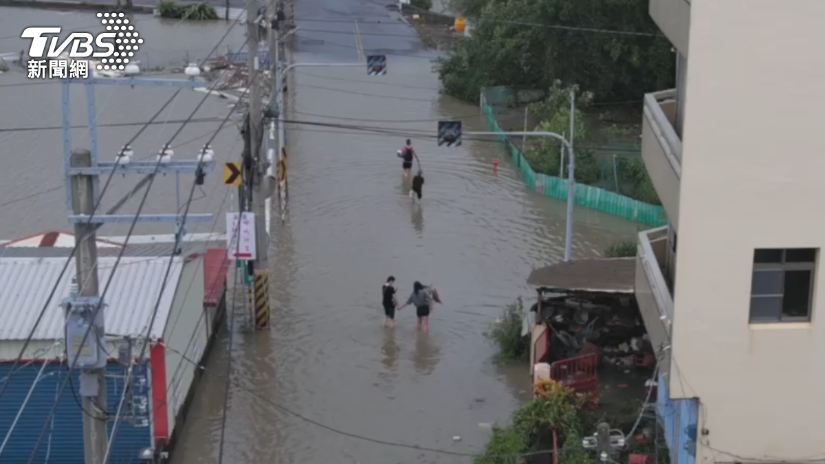 居民要外出時需要艱難涉水。（圖／TVBS）