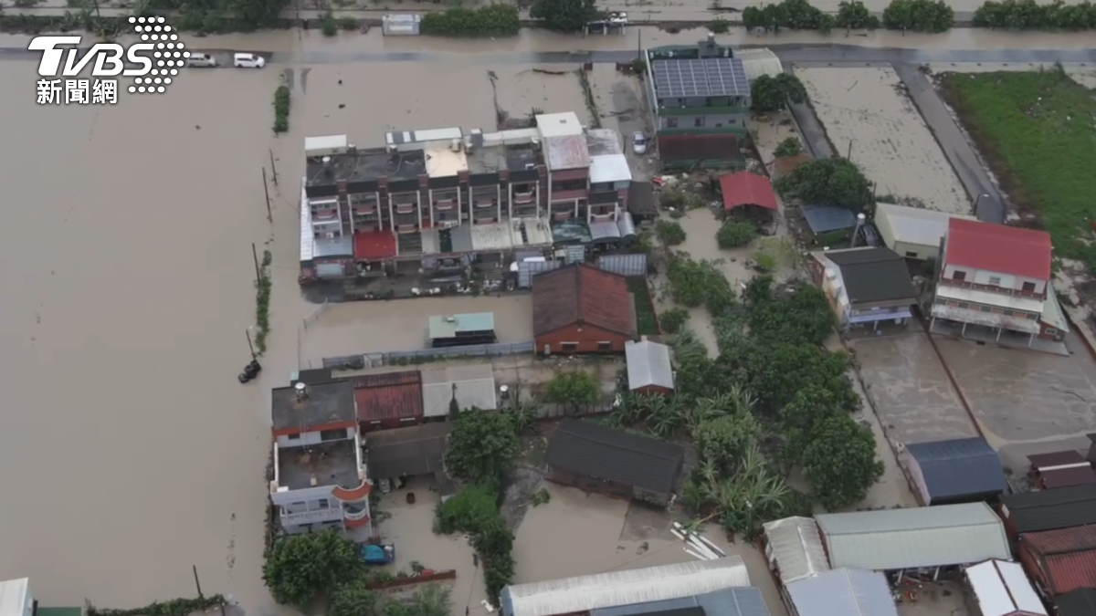 後壁區有多數民宅遭大水淹沒，景象駭人。（圖／TVBS）
