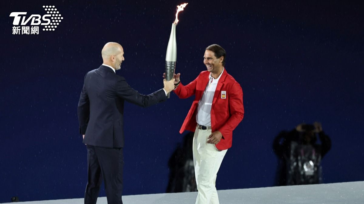 法國足球明星席丹(左),將聖火火炬交棒給西班牙網球好手納達爾。(圖/達志影像美聯社)