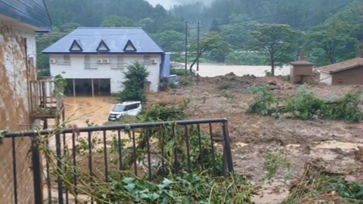 日本梅雨鋒面旺盛，山形縣及秋田縣破紀錄大雨氾濫成災。（圖／翻攝自 X @cantomo_）