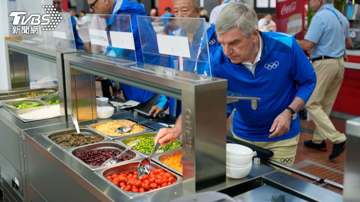 巴黎奧運選手村傳出食物嚴重不足，甚至有運動員吃到「生肉」的事件。（圖／達志影像美聯社）