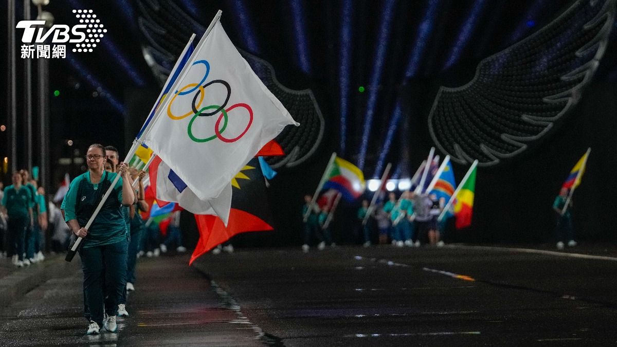 尷尬！巴黎奧運開幕最糗出包　「五環旗」被掛反