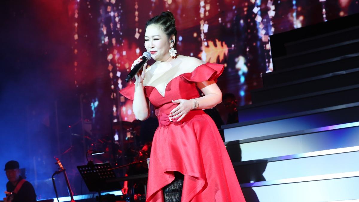 張秀卿以紅色爆乳華服驚喜亮相。（圖／寶吉祥集團提供）