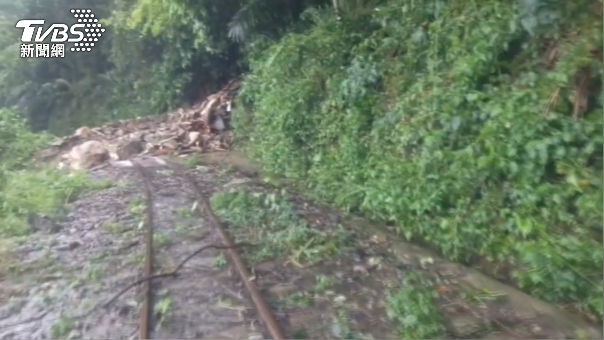 百噸土石崩落！凱米颱風重創阿里山　林鐵停駛至8月底