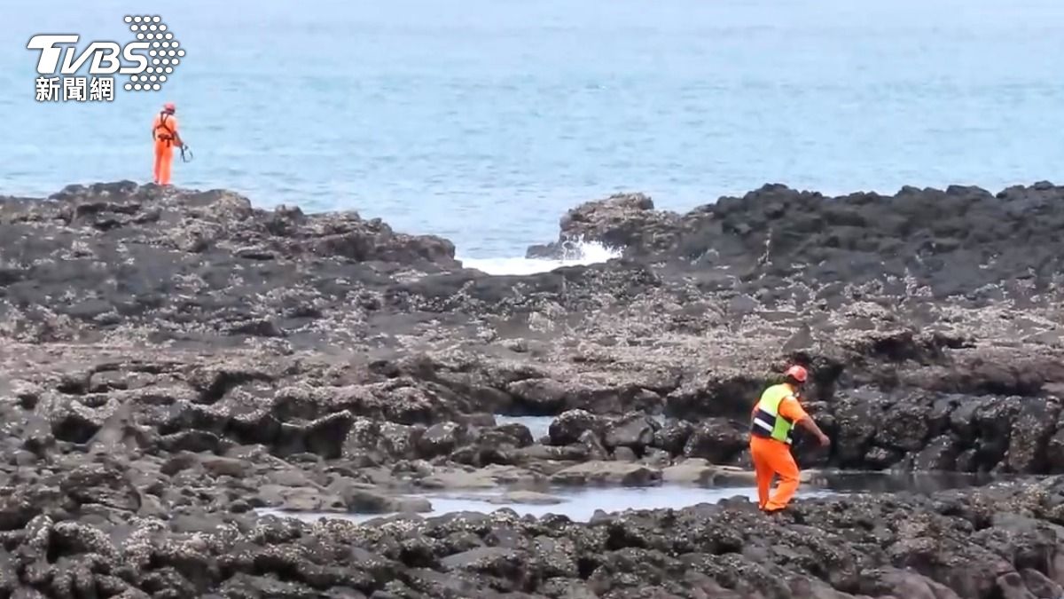 33歲男在夢幻沙灘戲水，遭海浪捲走。（圖／TVBS）