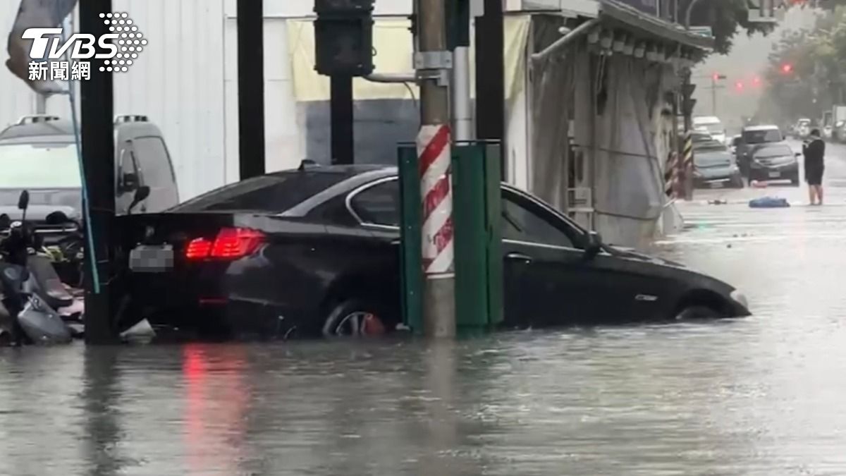 凱米颱風過境，有許多民眾家中需處理泡水車，卻有業者坐地起價，趁機哄抬價格。（圖／陳佳宜攝）