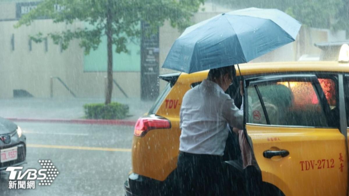 午後對流旺盛，氣象署發布大雨特報。（圖／黃城碩攝）