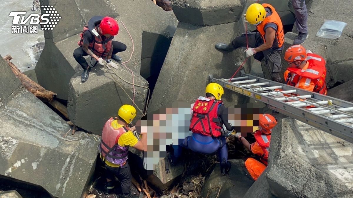 遺體遭海浪沖打至消波塊中，海巡人員於今日進行遺體搬運作業。（圖／TVBS）