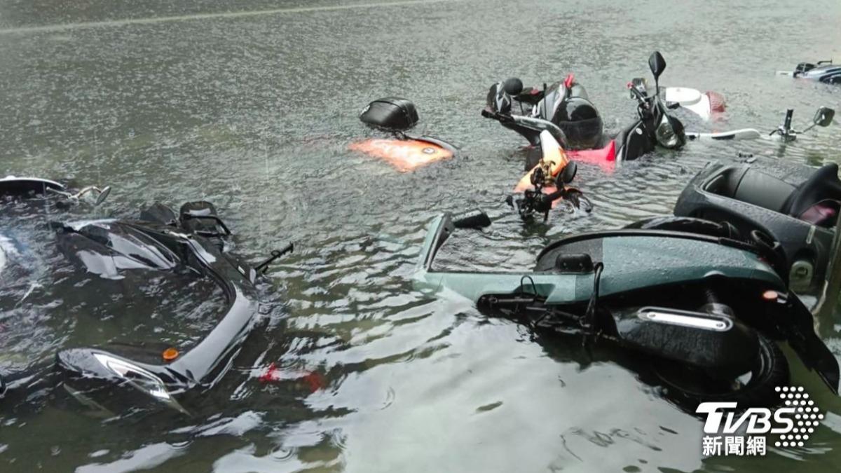 凱米颱風帶來強降雨，多數機車都浸泡在水中。（圖／TVBS資料畫面）