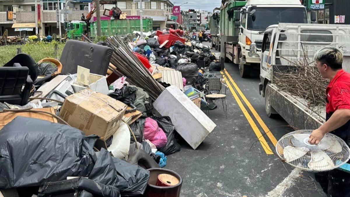 高雄市灣內裡遭逢嚴重水災，居民們急忙善後家園導致街邊出現「垃圾長城」。（圖／取自臉書社團{仁武人}※大小事）