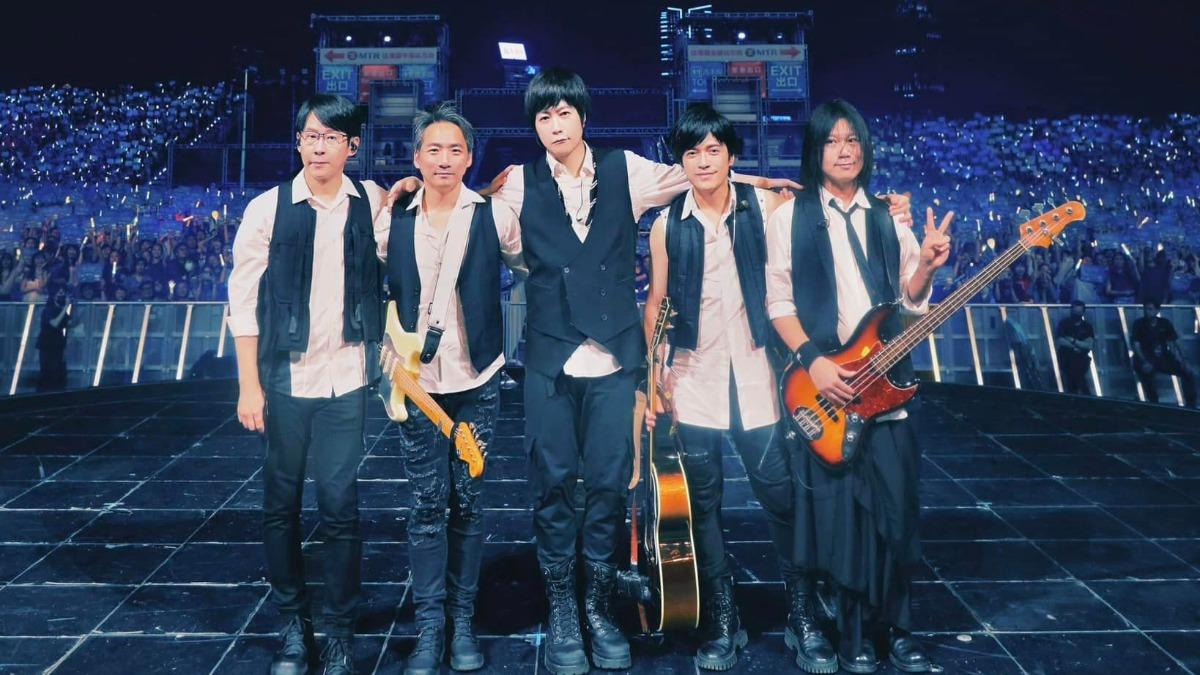 五月天巡演持續進行中，石頭（左二）突發不適，團員們都相當擔心。（圖／翻攝自五月天臉書）