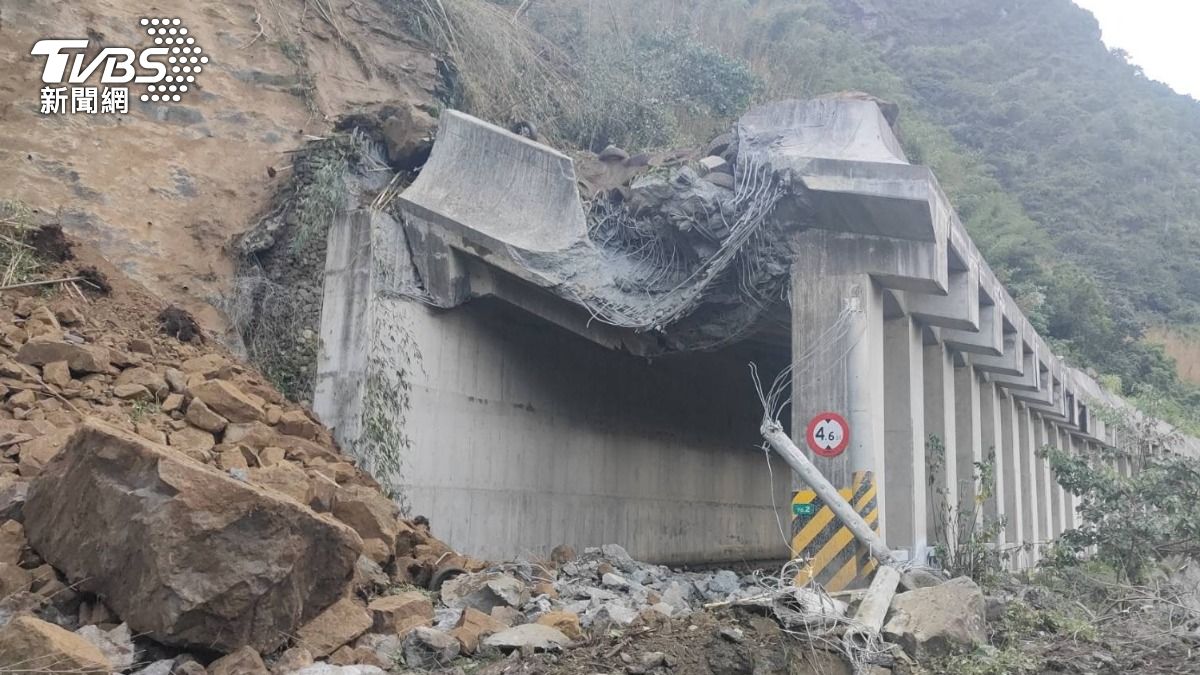 台18線阿里山公路70.2K明隧道發生落石坍方，目前雙向道路無法通行。（圖／TVBS）