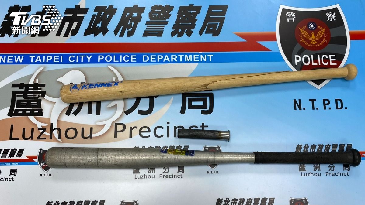 警方查扣球棒、信號彈殘骸。（圖／TVBS）