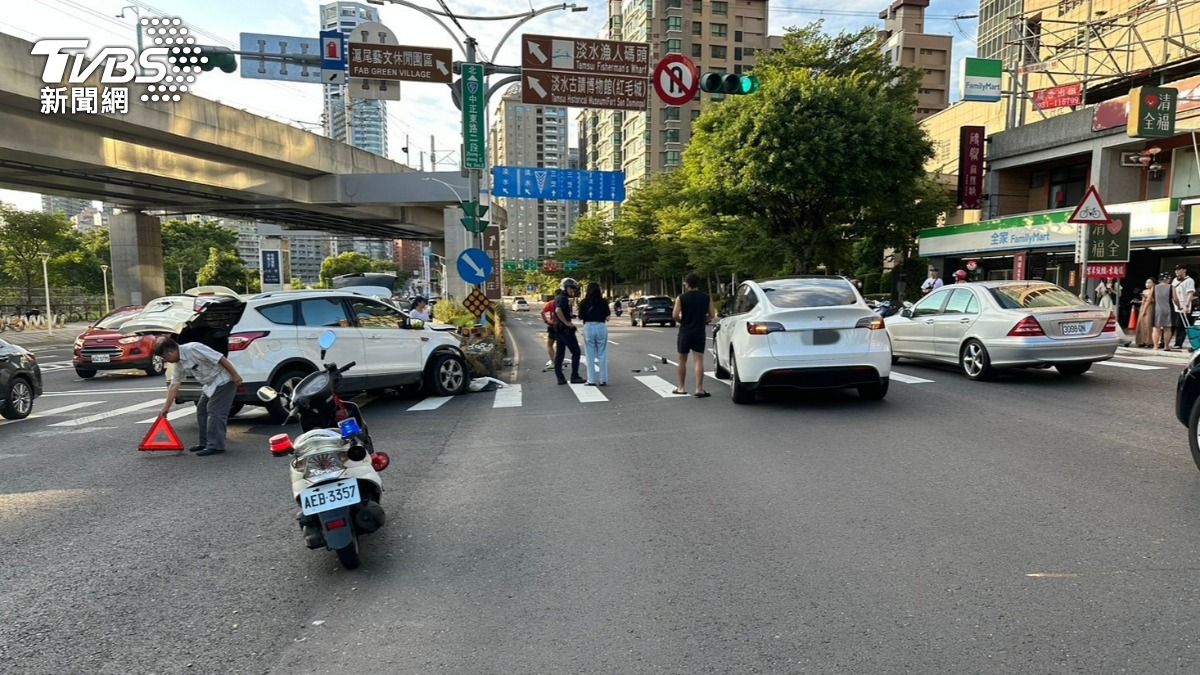 特斯拉擦撞休旅車後又釀成後續事故。(圖/TVBS)